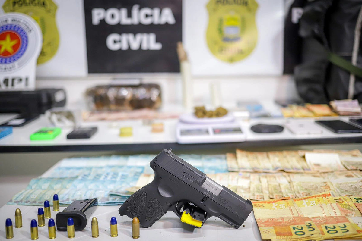 Armas, drogas e dinheiro apreendidos