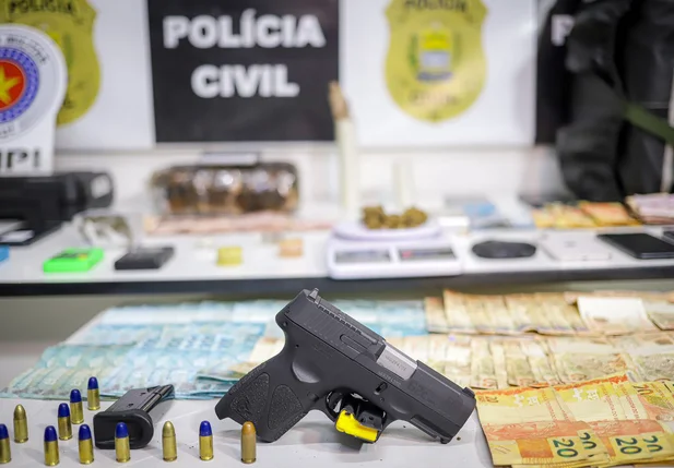 Armas, drogas e dinheiro apreendidos