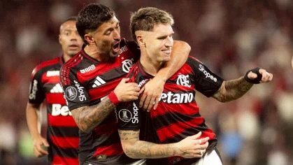 Arrascaeta e Varela comemoram gol do Flamengo contra o Estudiantes
