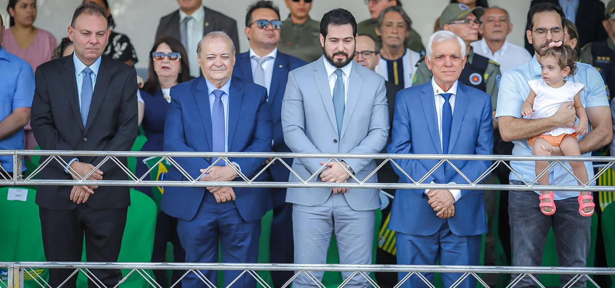 Autoridades políticas compareceram ao desfile