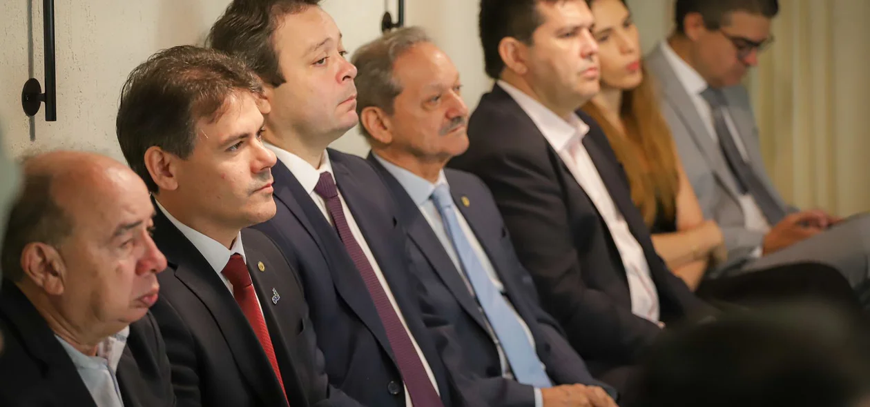 Autoridades presentes na solenidade de lançamento do I Prêmio de Comunicação da Alepi