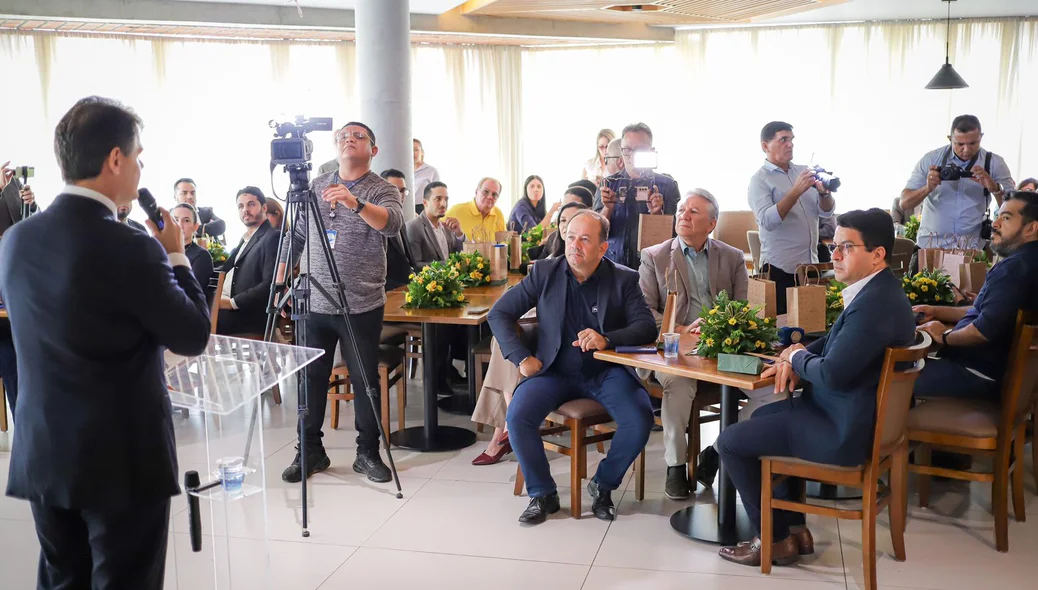 Café da manhã com jornalistas no lounge da Alepi