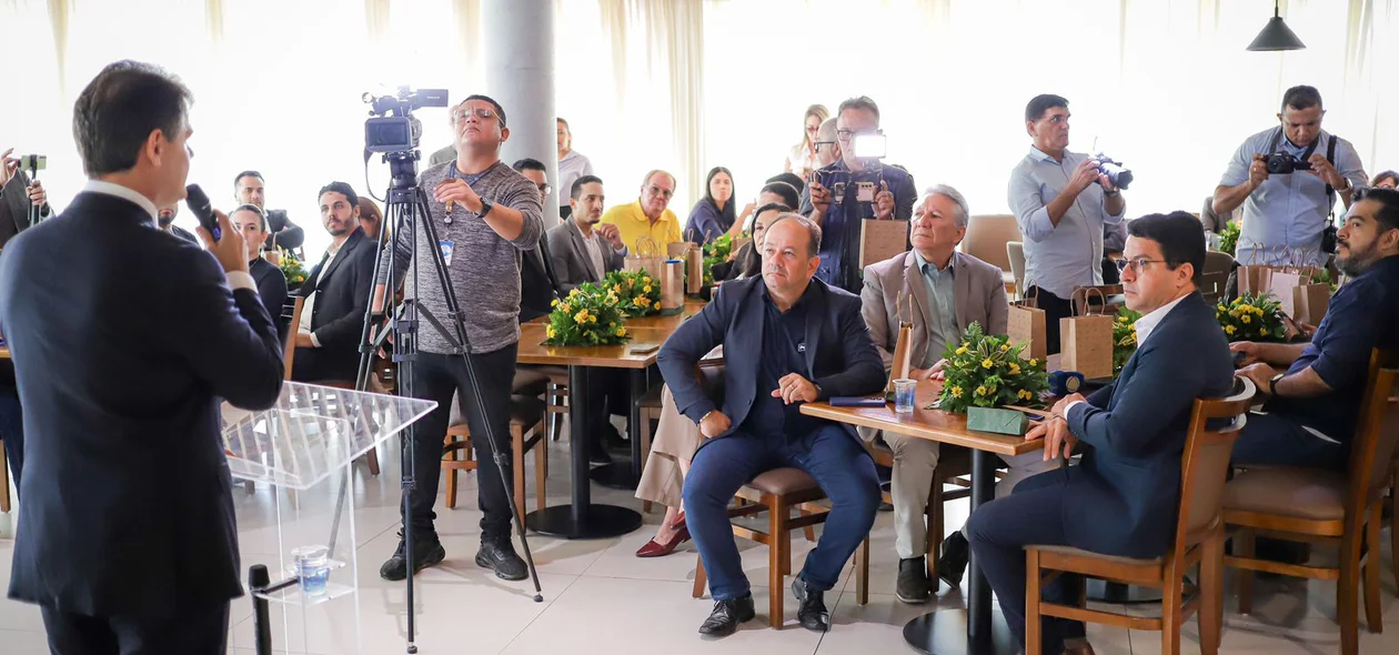 Café da manhã com jornalistas no lounge da Alepi
