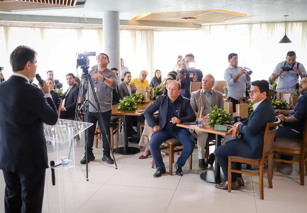 Café da manhã com jornalistas no lounge da Alepi