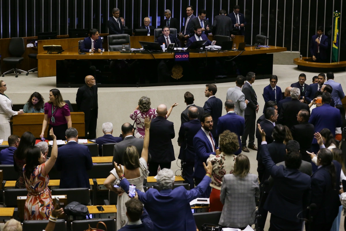 Câmara dos Deputados durante sessão para votar destaques à proposta da PEC da Blindagem