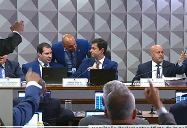 Careca do INSS se recusa a responder relator e sessão de CPMI vira bate-boca