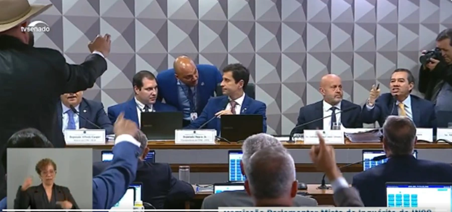 Careca do INSS se recusa a responder relator e sessão de CPMI vira bate-boca