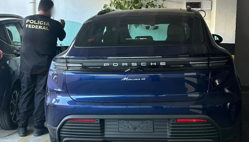 Carro de luxo apreendido pela PF