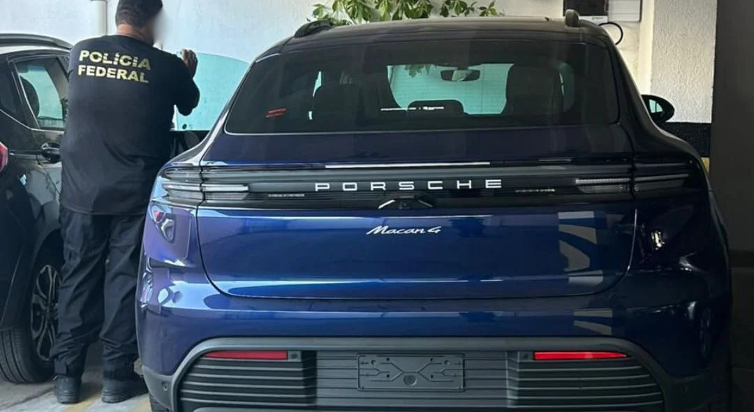 Carro de luxo apreendido pela PF