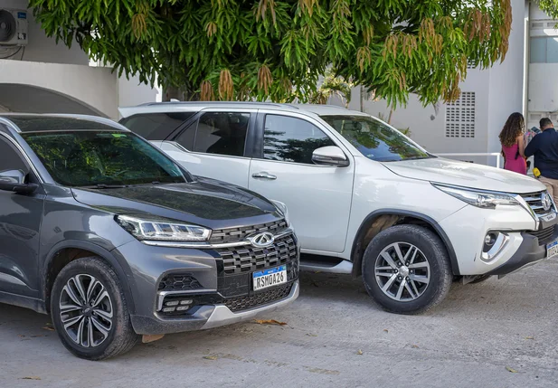 Carros apreendidos na operação
