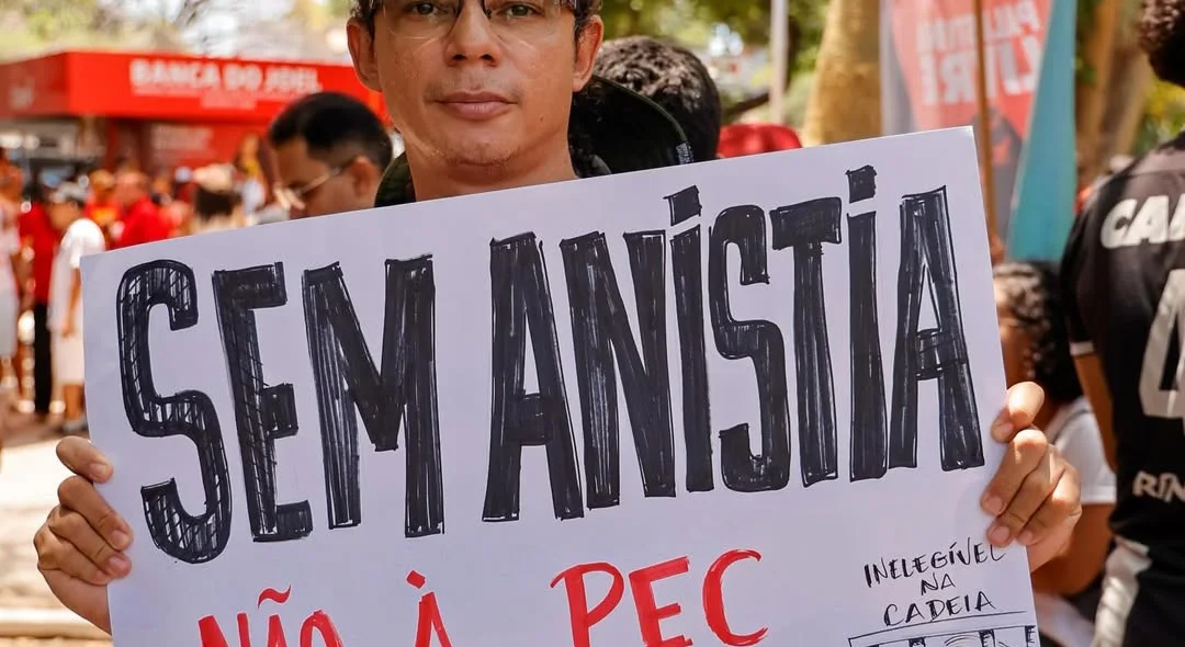 Cartaz contra anistia e contra PEC