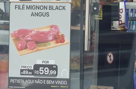 Cartaz na porta de frigorífico em Goiânia