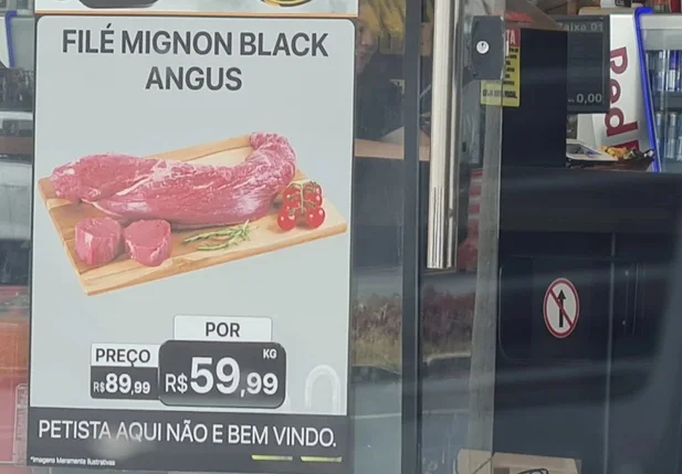 Cartaz na porta de frigorífico em Goiânia