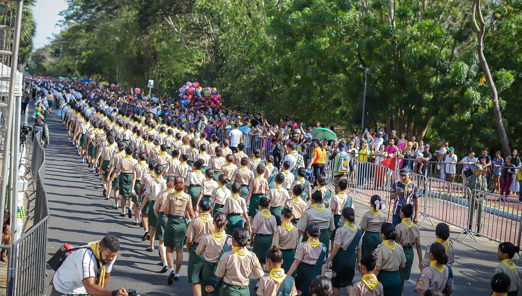 Centenas de pessoas desfilaram no evento