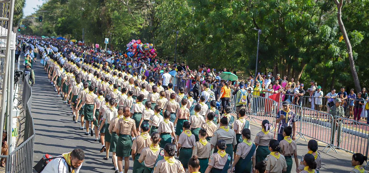 Centenas de pessoas desfilaram no evento