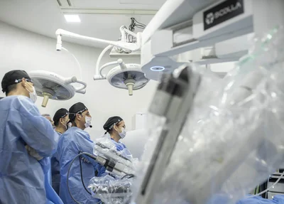 Cirurgião no Kuwait realizou, a 13 mil km de distância, operação inédita em paciente de Curitiba