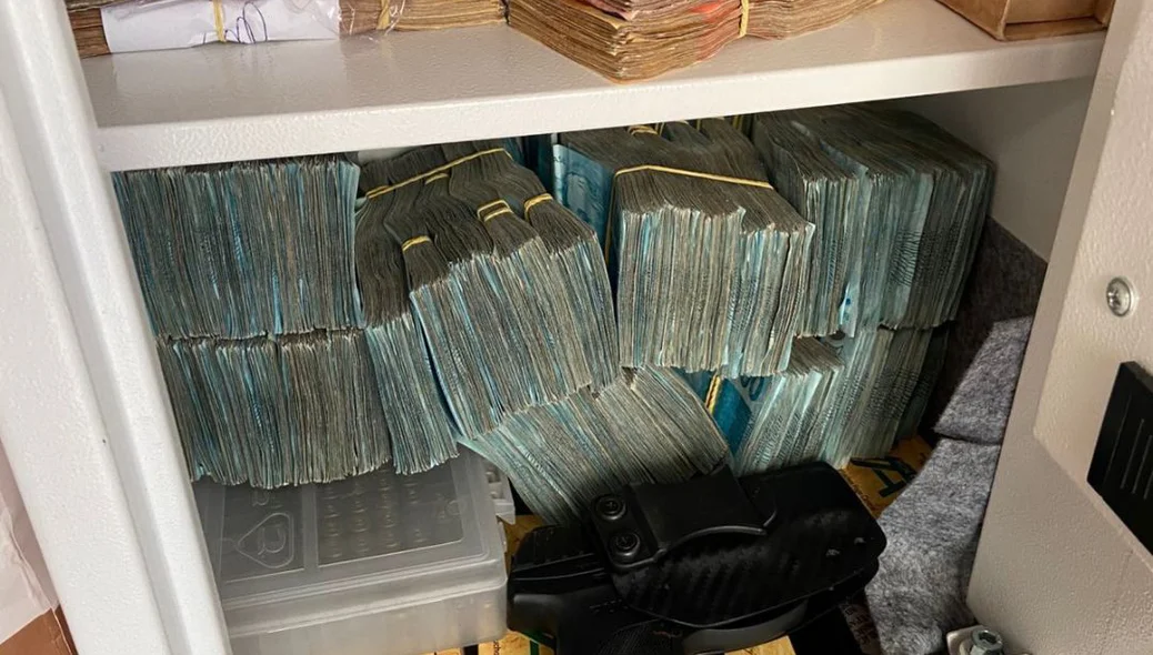 Cofre com dinheiro e arma de fogo encontrado pela PF