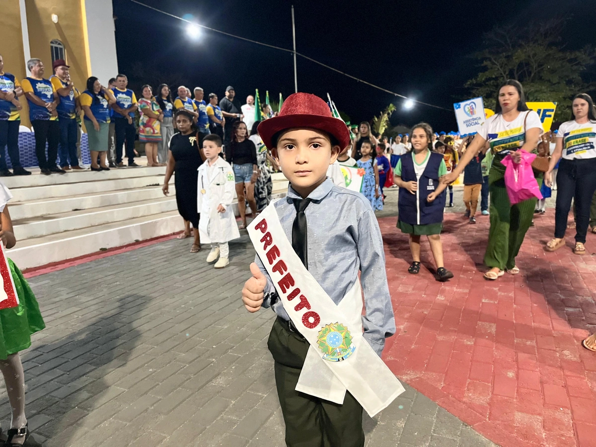 Criança fazendo homenagem ao prefeito
