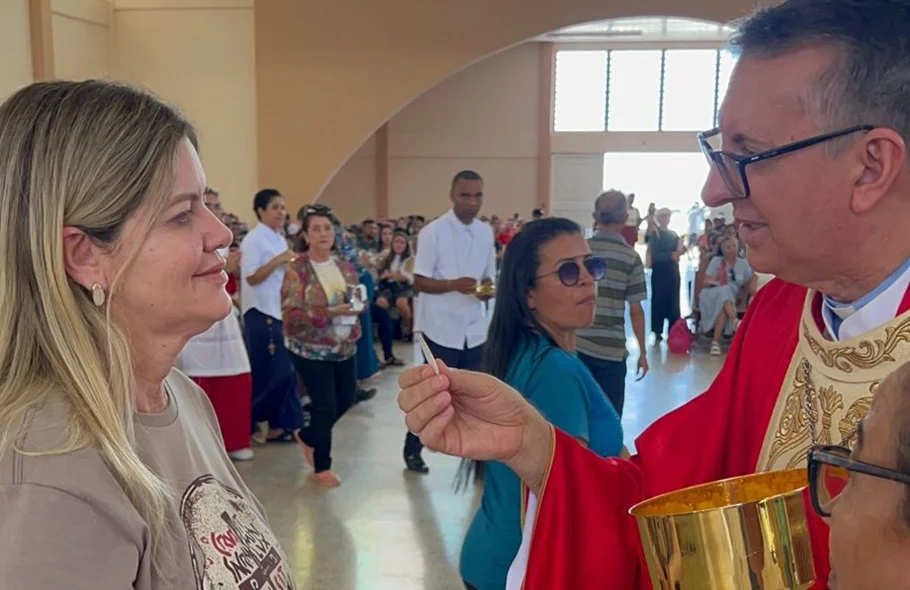 Deputada Gracinha Mão Santa recebe a hóstia