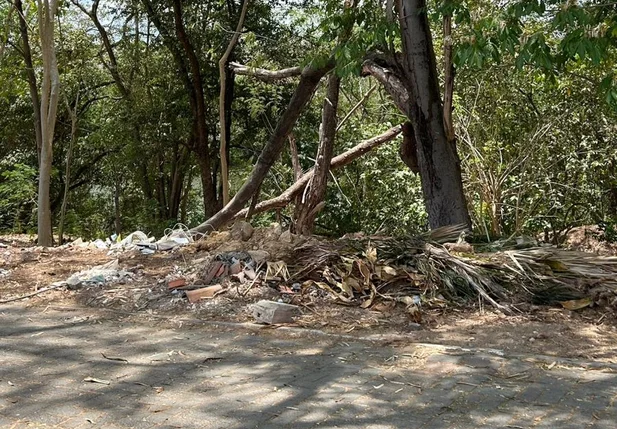 Descarte de lixo às margens do Rio Poti