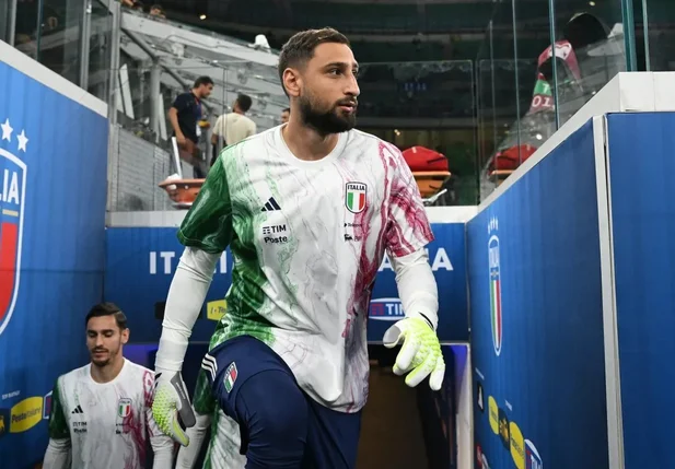 Donnarumma com a camisa da Seleção da Itália