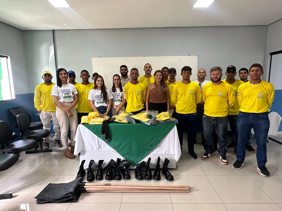 Entrega de equipamentos para a Brigada