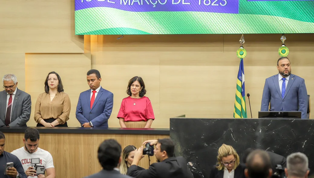 Ex-ministra Nísia Trindade recebendo o título