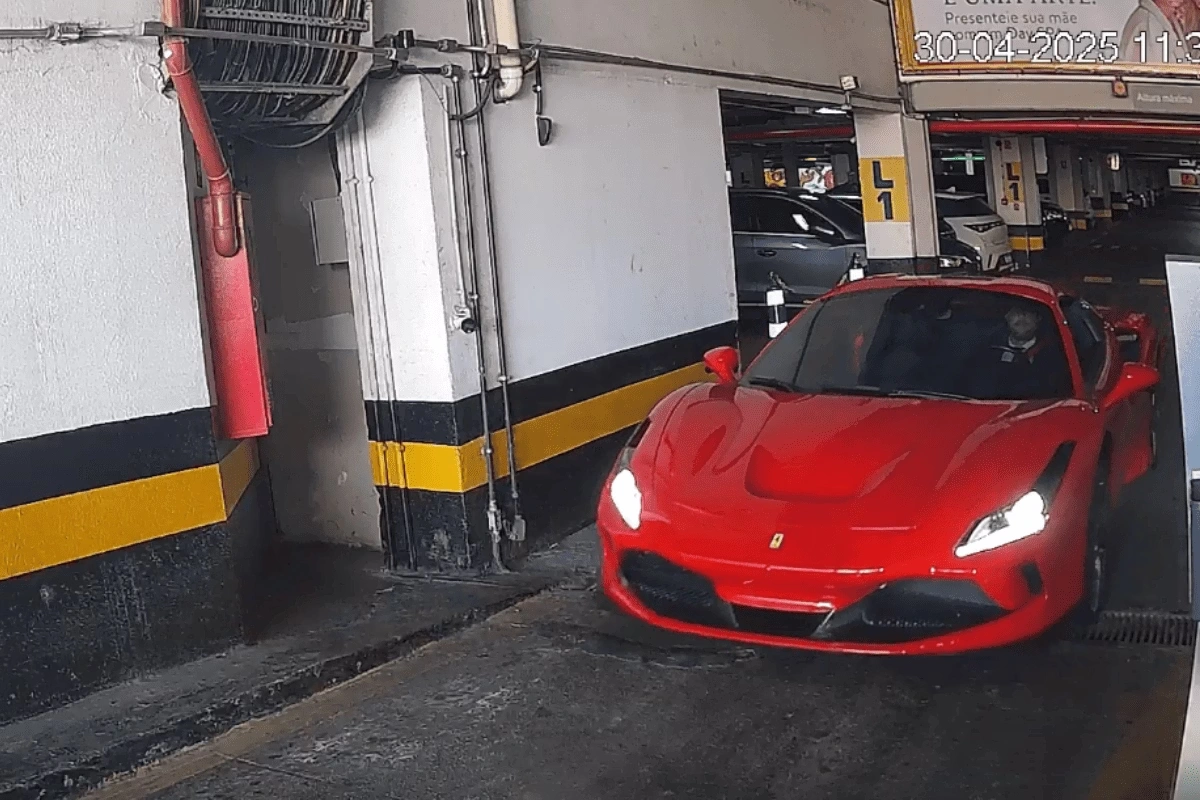 Ferrari estava escondida em shopping
