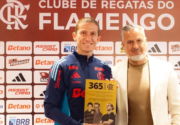 Filipe Luís recebeu homenagem pela marca de um ano no comando do Flamengo