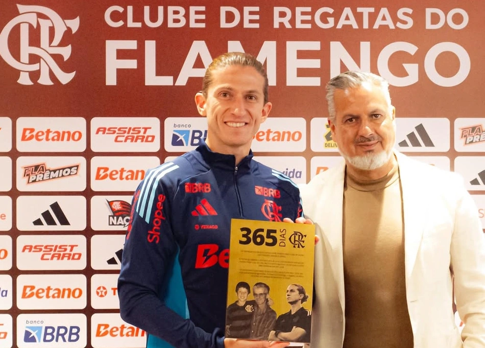 Filipe Luís recebeu homenagem pela marca de um ano no comando do Flamengo