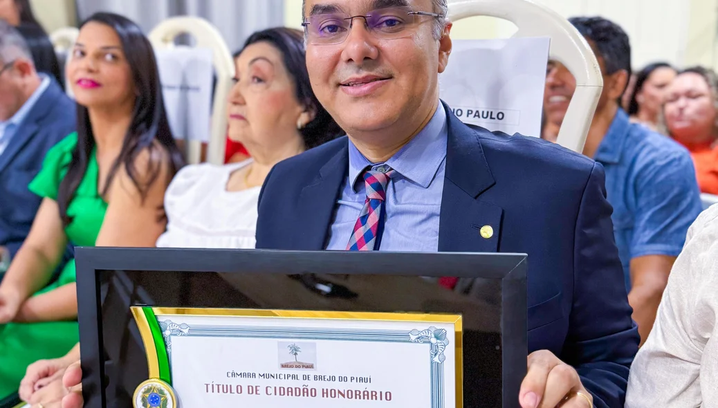 Firmino Paulo mostra novo  título de cidadania