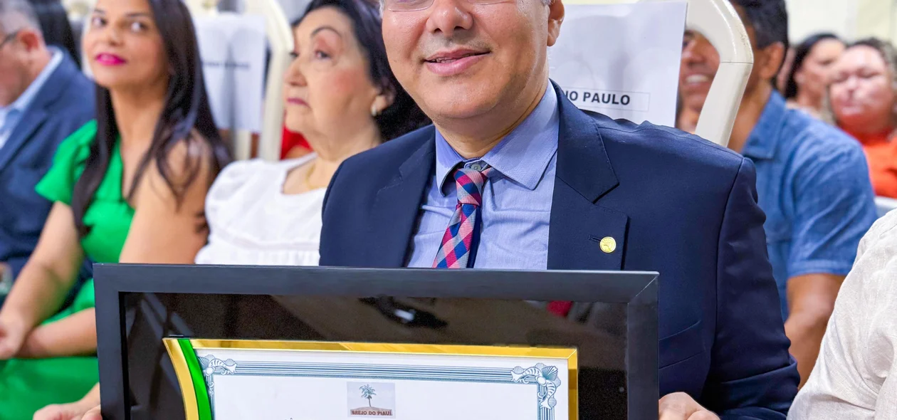 Firmino Paulo mostra novo  título de cidadania