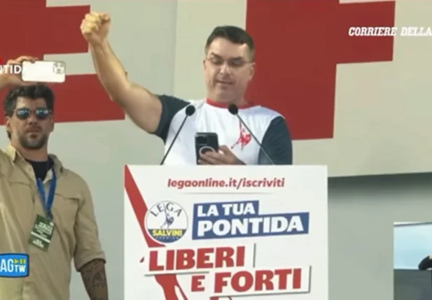 Flávio Bolsonaro em evento na Itália