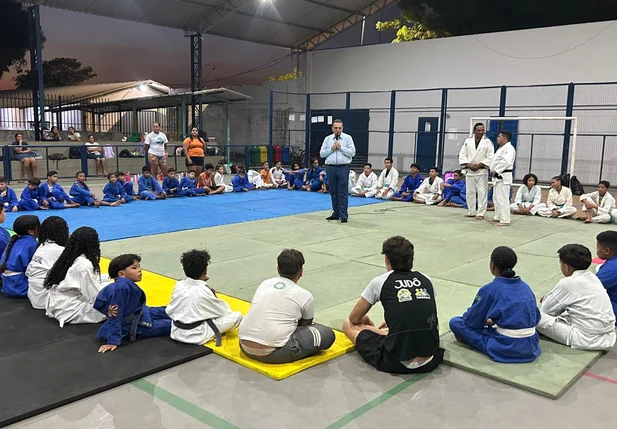 Gessivaldo Isaias visita projeto de judô
