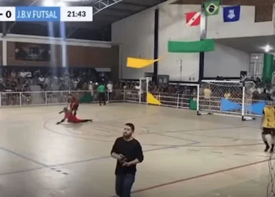 Goleiro Edson, o Pixé, cai após defender pênalti