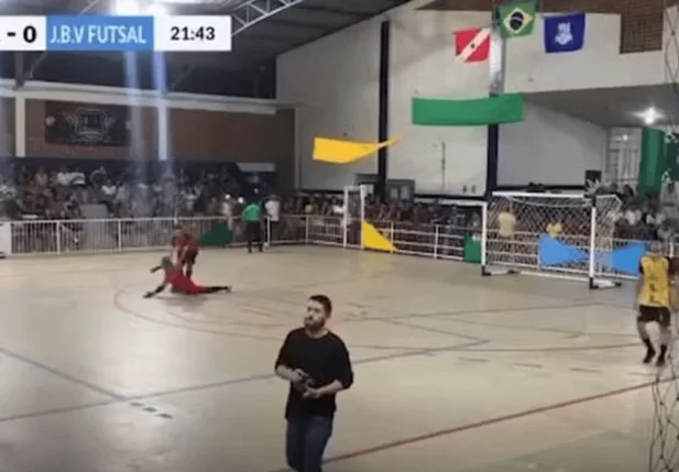 Goleiro Edson, o Pixé, cai após defender pênalti
