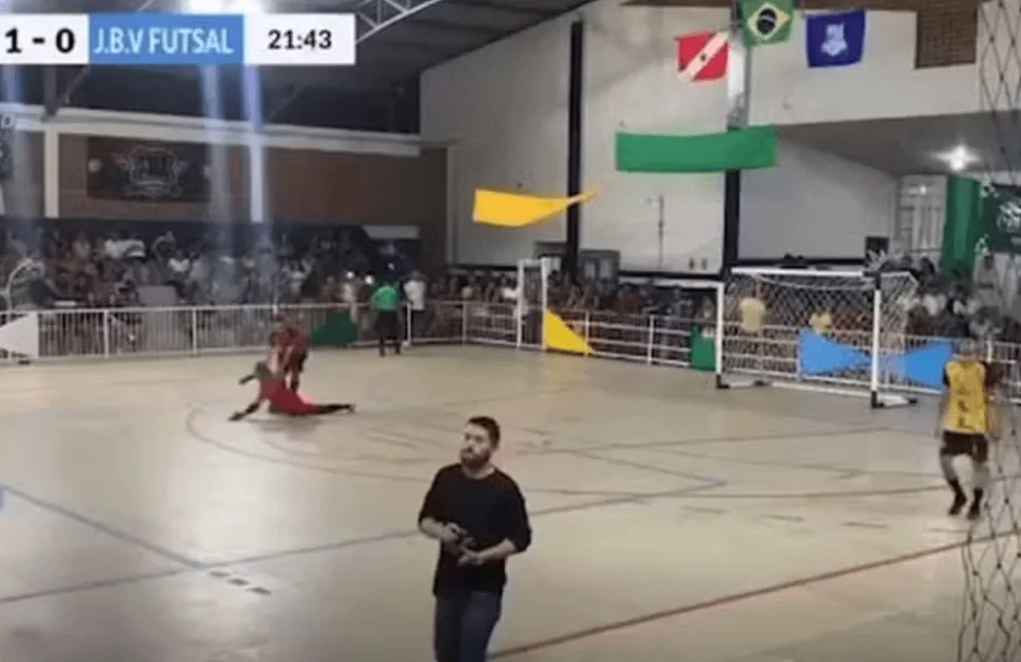 Goleiro Edson, o Pixé, cai após defender pênalti