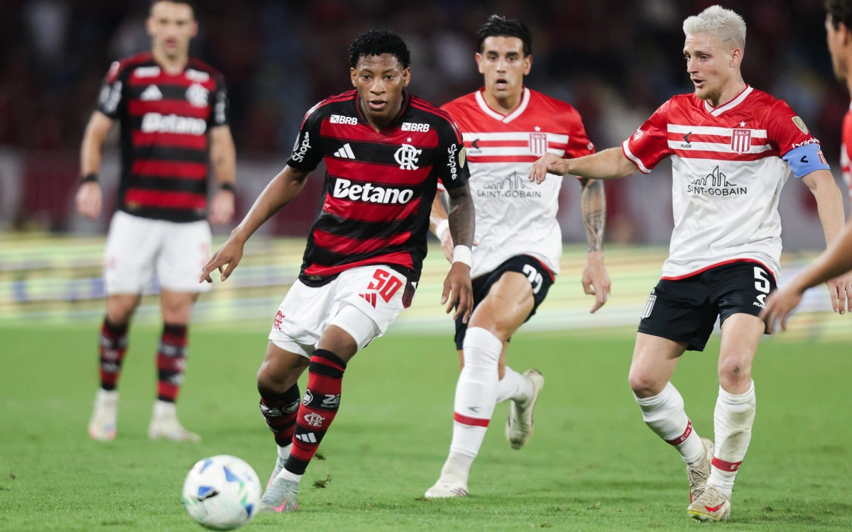 Gonzalo Plata em ação pelo Flamengo no jogo contra o Estudiantes, no Maracanã
