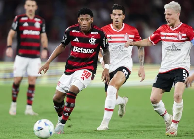 Gonzalo Plata em ação pelo Flamengo no jogo contra o Estudiantes, no Maracanã