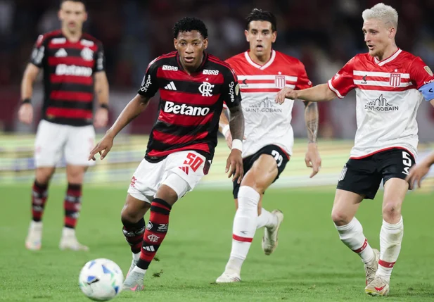 Gonzalo Plata em ação pelo Flamengo no jogo contra o Estudiantes, no Maracanã