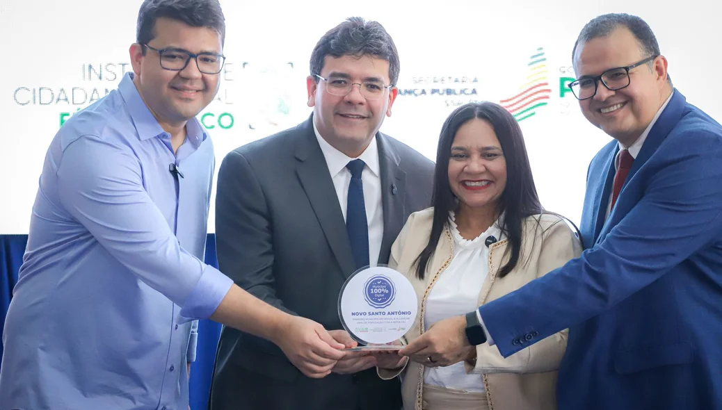 Governador Rafael Fonteles entregou selo para a Prefeitura de Novo Santo Antônio