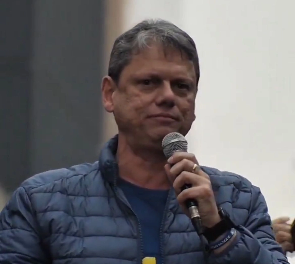 Governador Tarcísio de Freitas em ato na Avenida Paulista