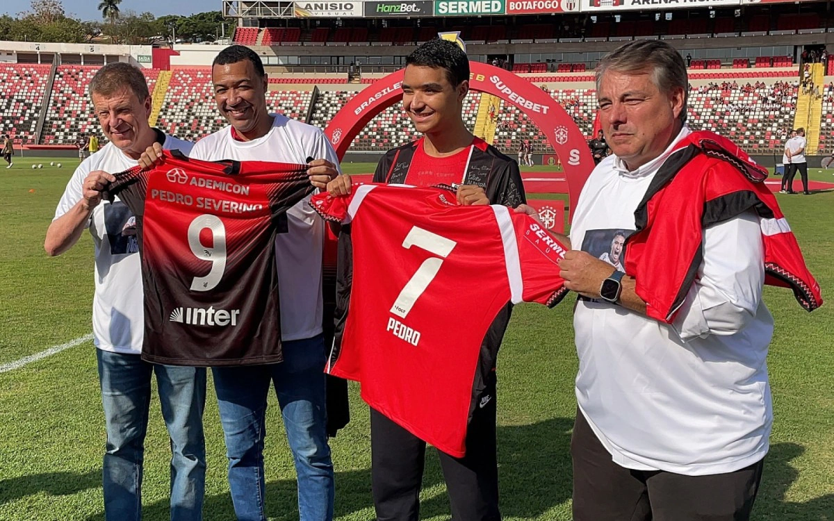 Homenagem a Pedro Severino antes do jogo entre Botafogo-SP e Athletico-PR
