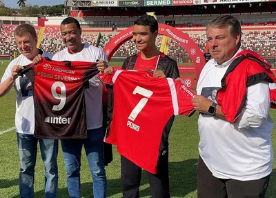 Homenagem a Pedro Severino antes do jogo entre Botafogo-SP e Athletico-PR