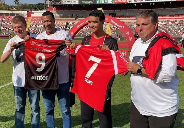 Homenagem a Pedro Severino antes do jogo entre Botafogo-SP e Athletico-PR