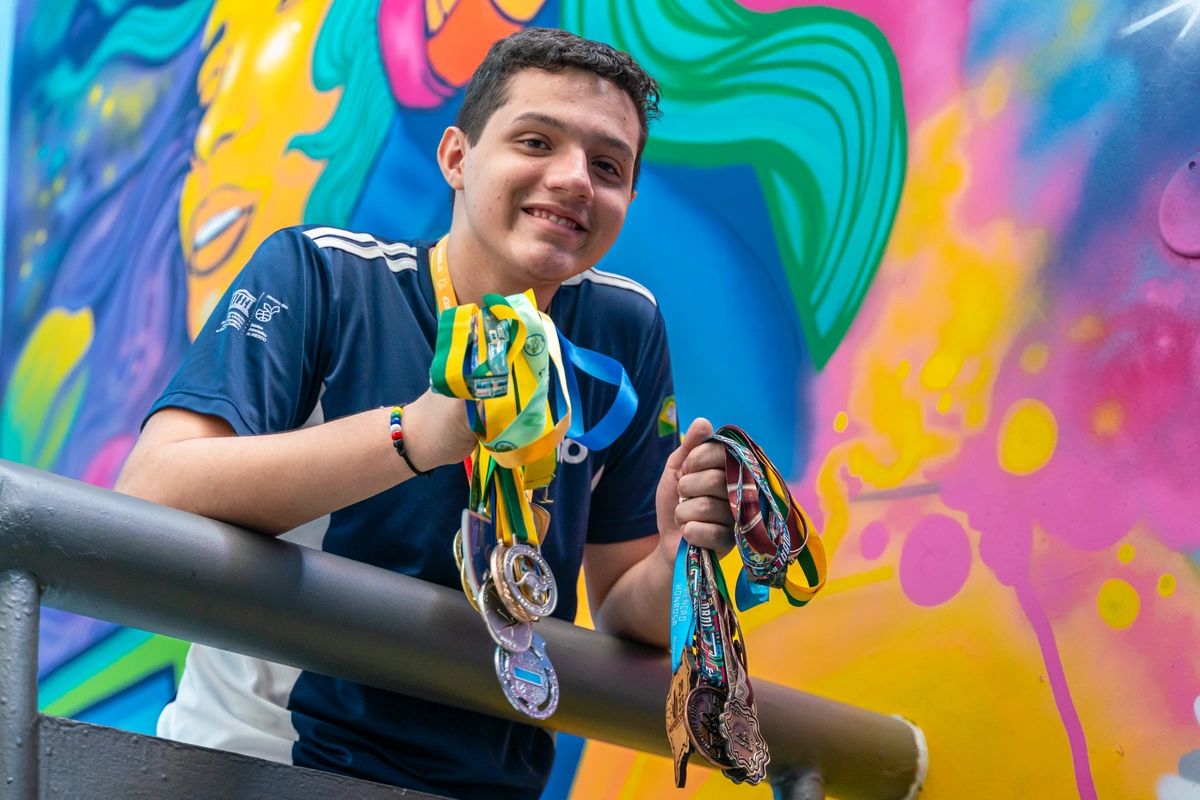 Isaque Costa exibe parte de suas medalhas conquistadas em olimpíadas científicas