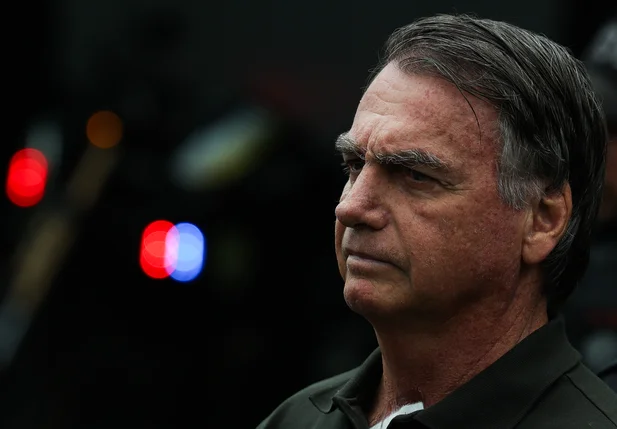 Jair Bolsonaro deixa hospital sob esquema de segurança