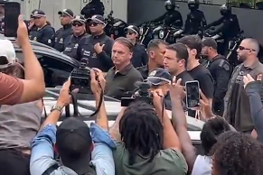 Jair Bolsonaro saindo do hospital