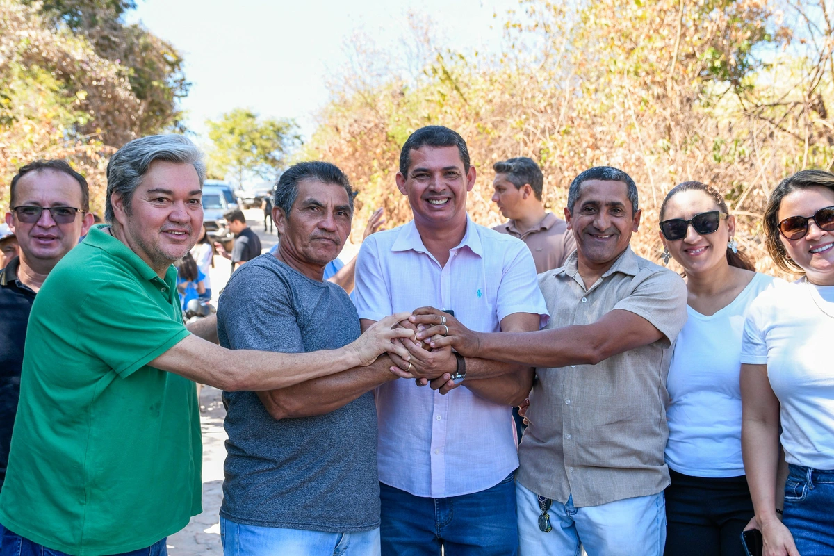 João Arilson entrega primeiras ladeiras pavimentadas que ligam a sede à comunidade Cabreiro