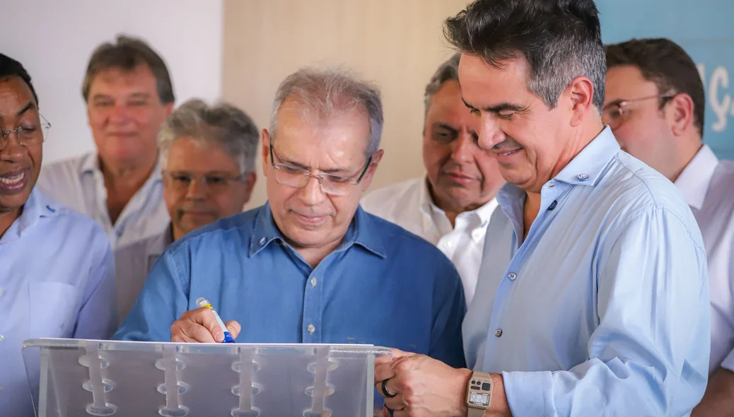 João Vicente Claudino assina ficha de filiação